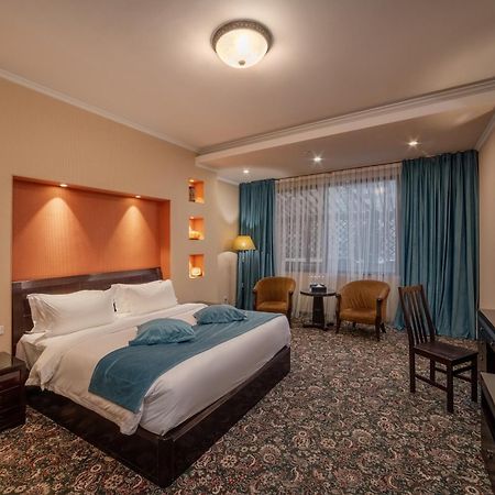 Jannat Regency Hotel Bishkek Bagian luar foto