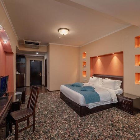 Jannat Regency Hotel Bishkek Bagian luar foto