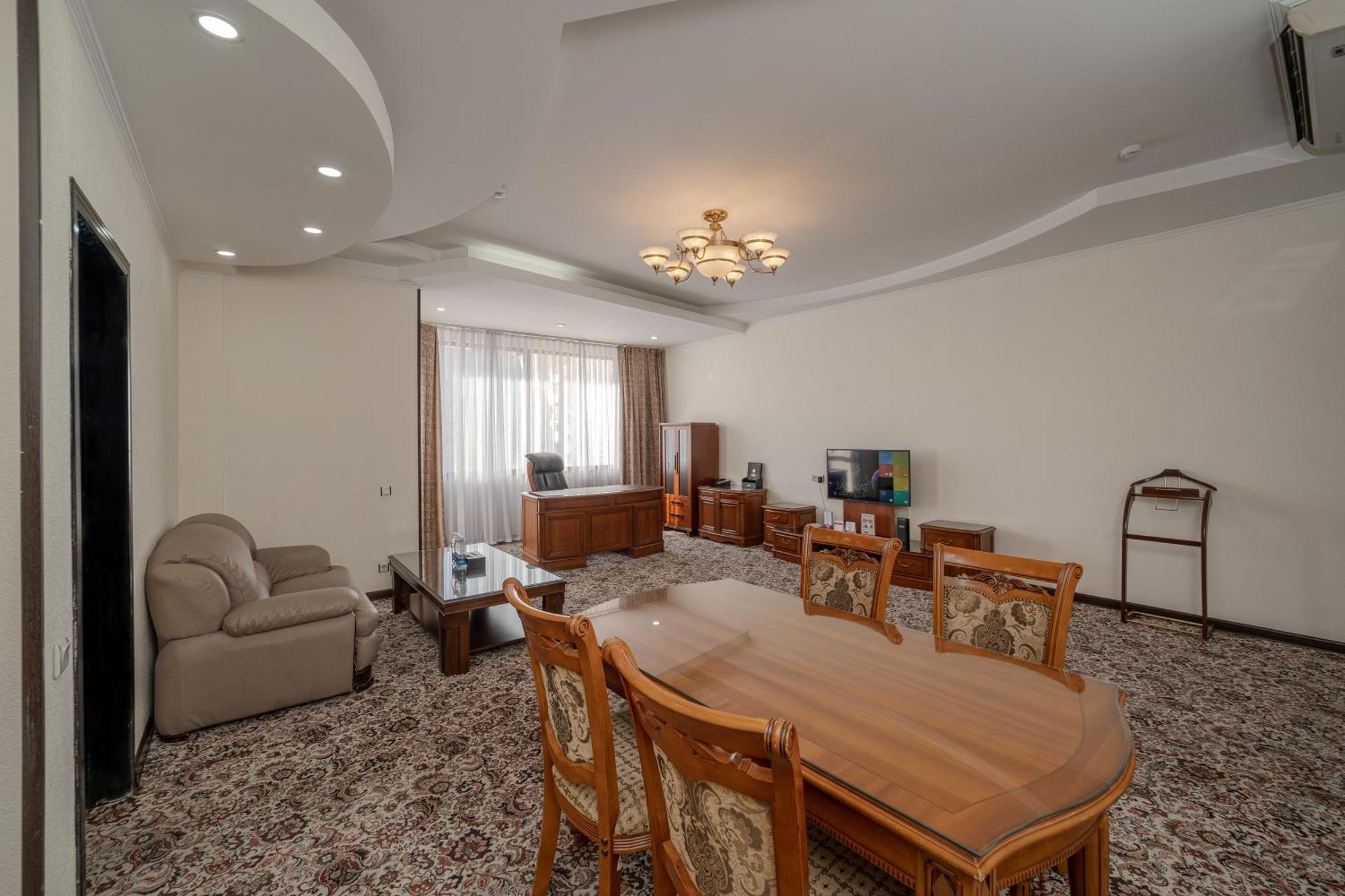 Jannat Regency Hotel Bishkek Bagian luar foto