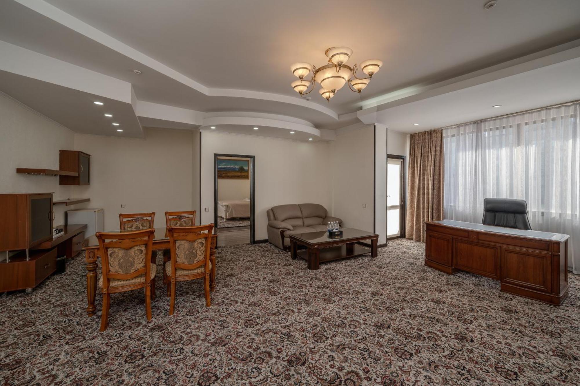 Jannat Regency Hotel Bishkek Bagian luar foto