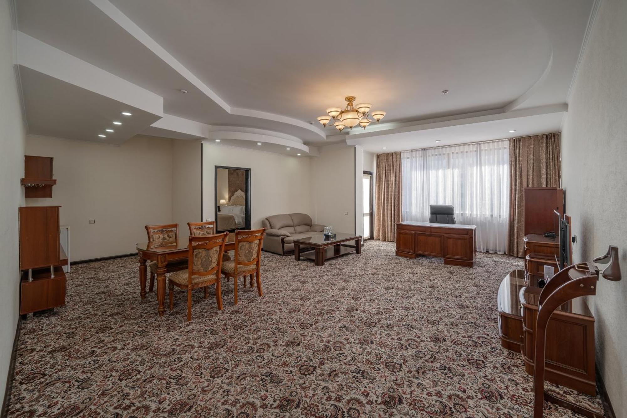Jannat Regency Hotel Bishkek Bagian luar foto