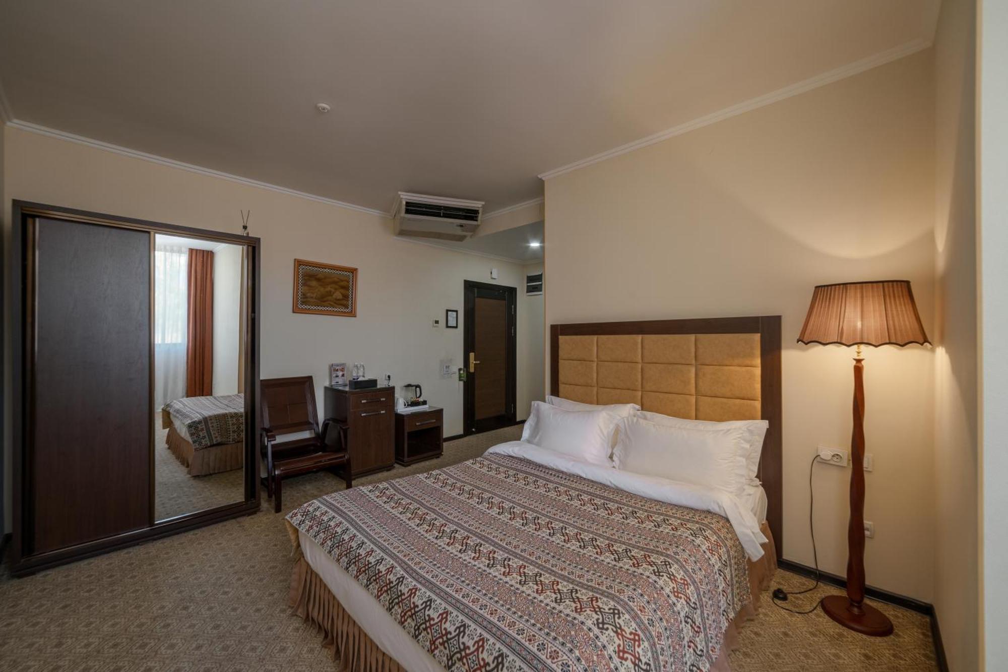 Jannat Regency Hotel Bishkek Bagian luar foto