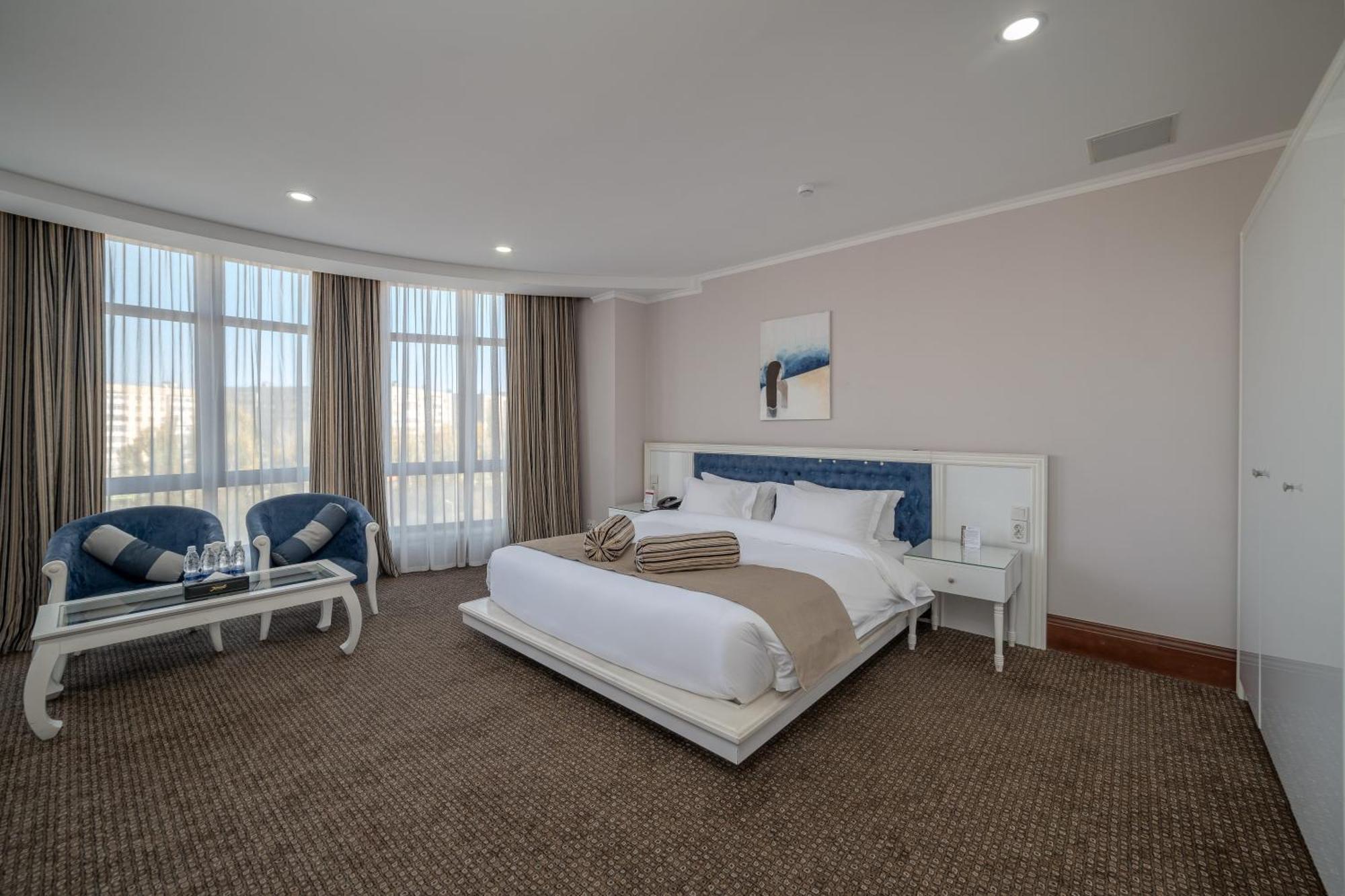 Jannat Regency Hotel Bishkek Bagian luar foto