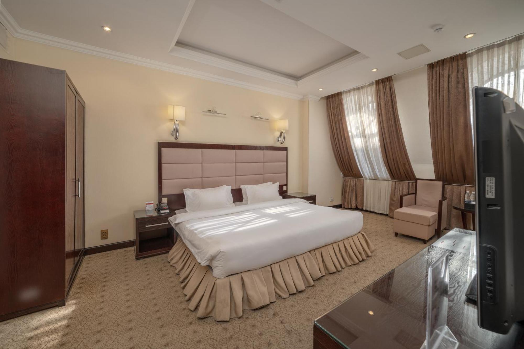 Jannat Regency Hotel Bishkek Bagian luar foto