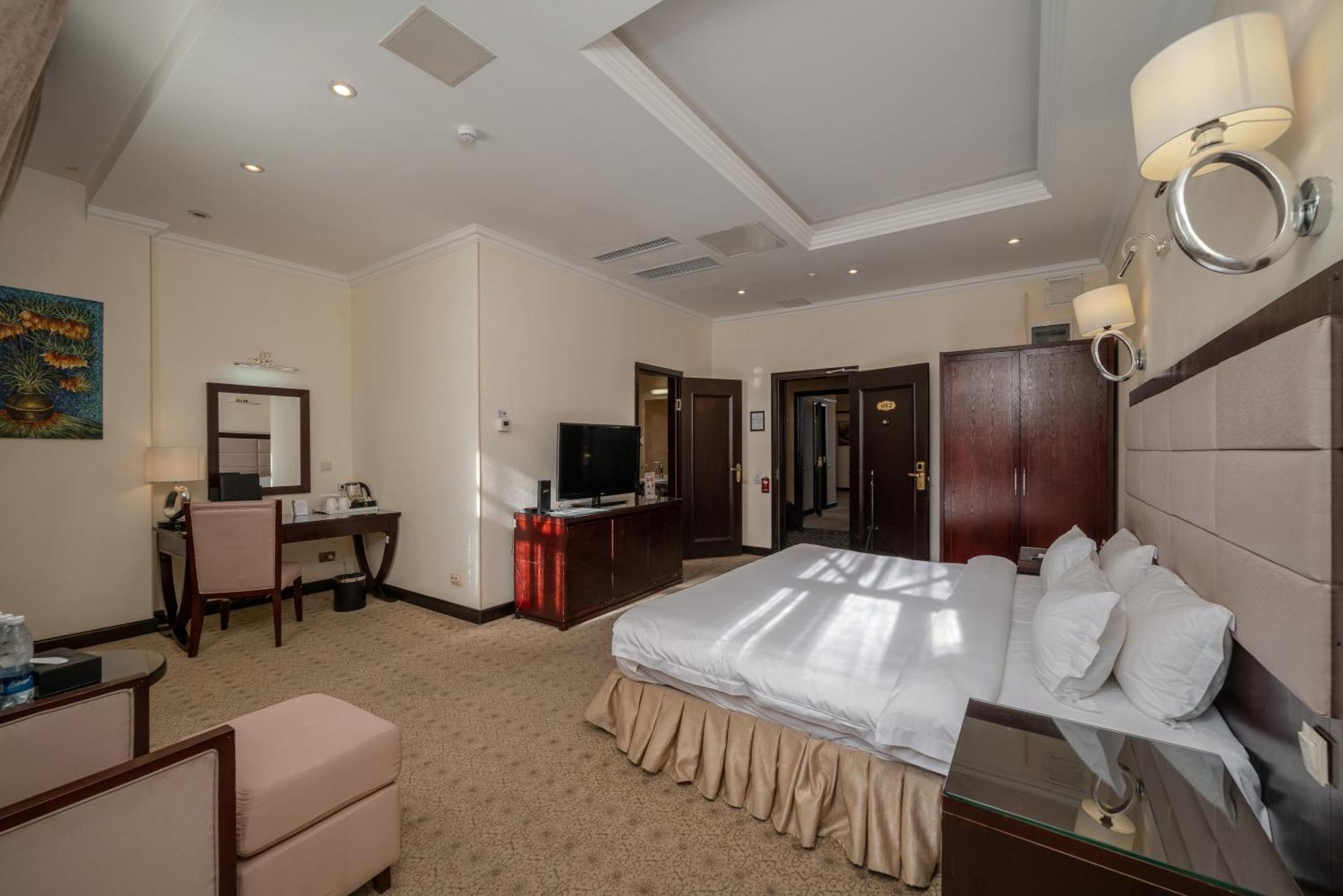 Jannat Regency Hotel Bishkek Bagian luar foto
