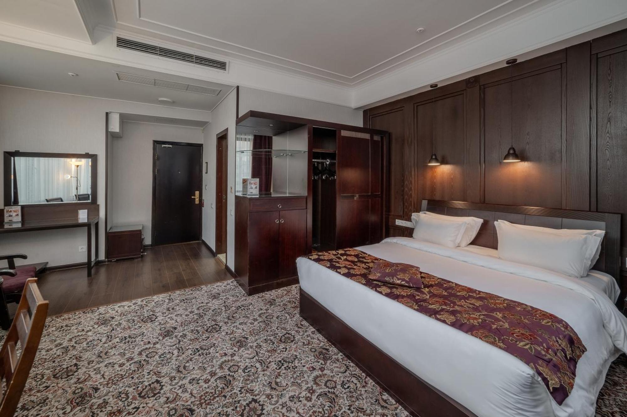 Jannat Regency Hotel Bishkek Bagian luar foto