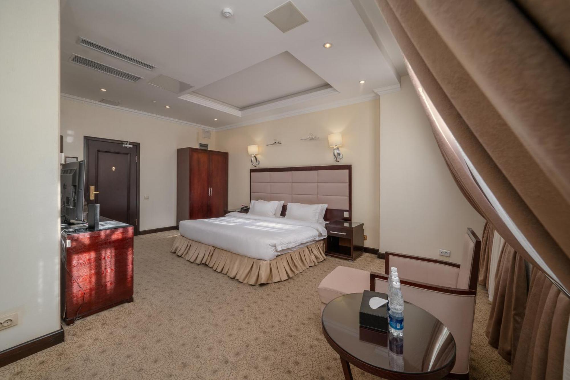 Jannat Regency Hotel Bishkek Bagian luar foto