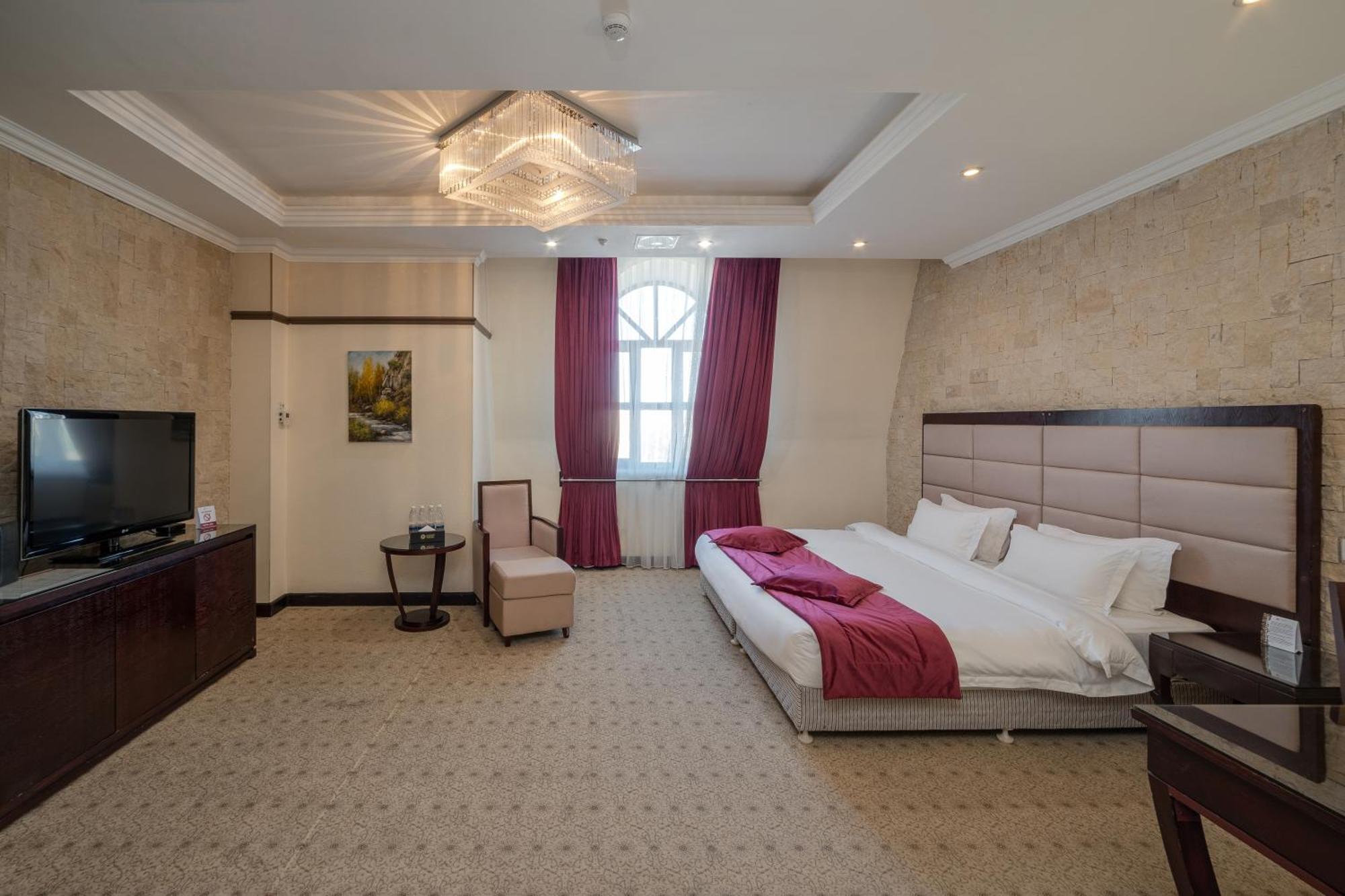 Jannat Regency Hotel Bishkek Bagian luar foto